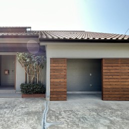 知多市 リフォーム　シャッター　物置　木製壁