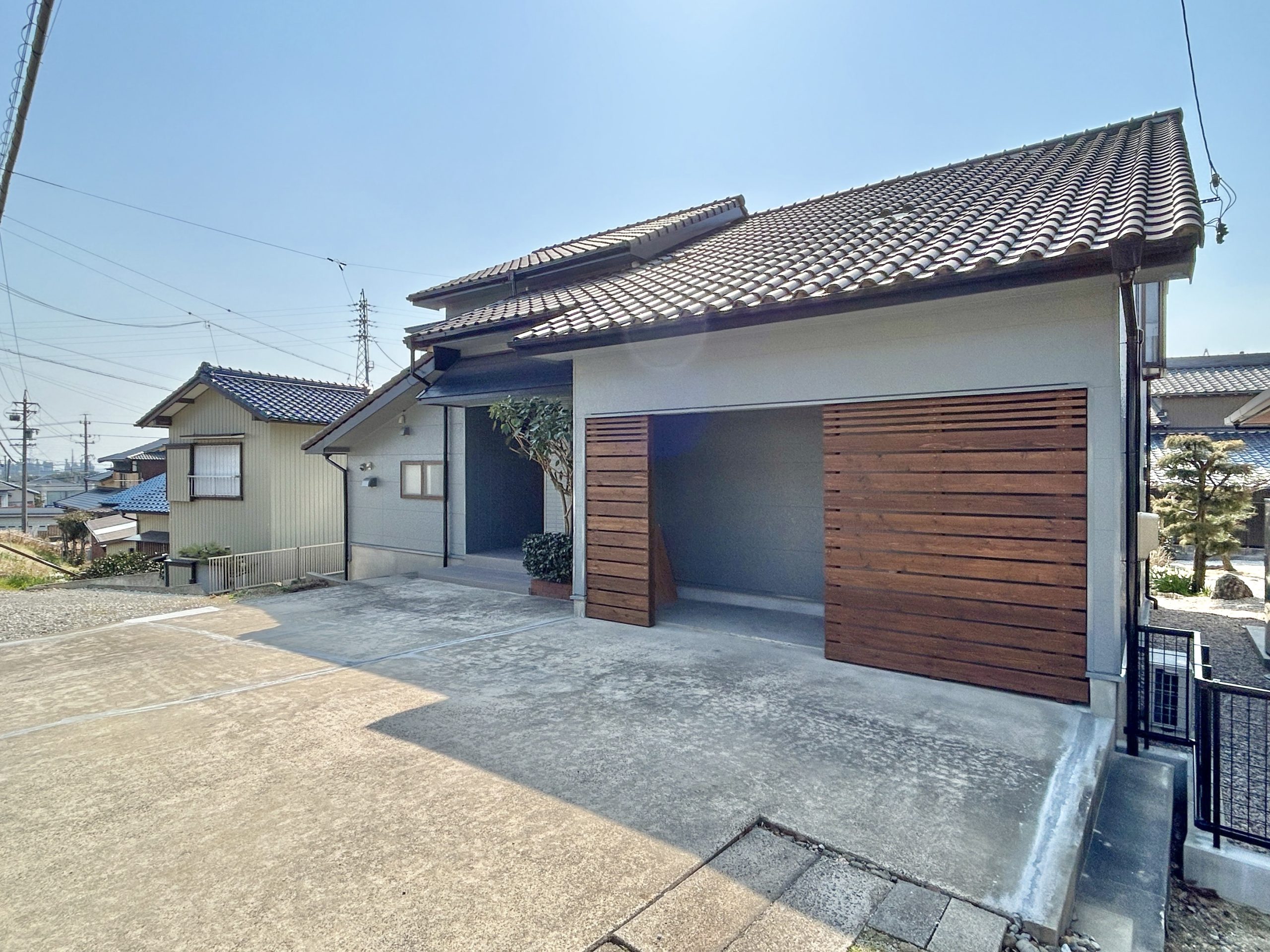 知多市 リフォーム　シャッター　物置　木製壁