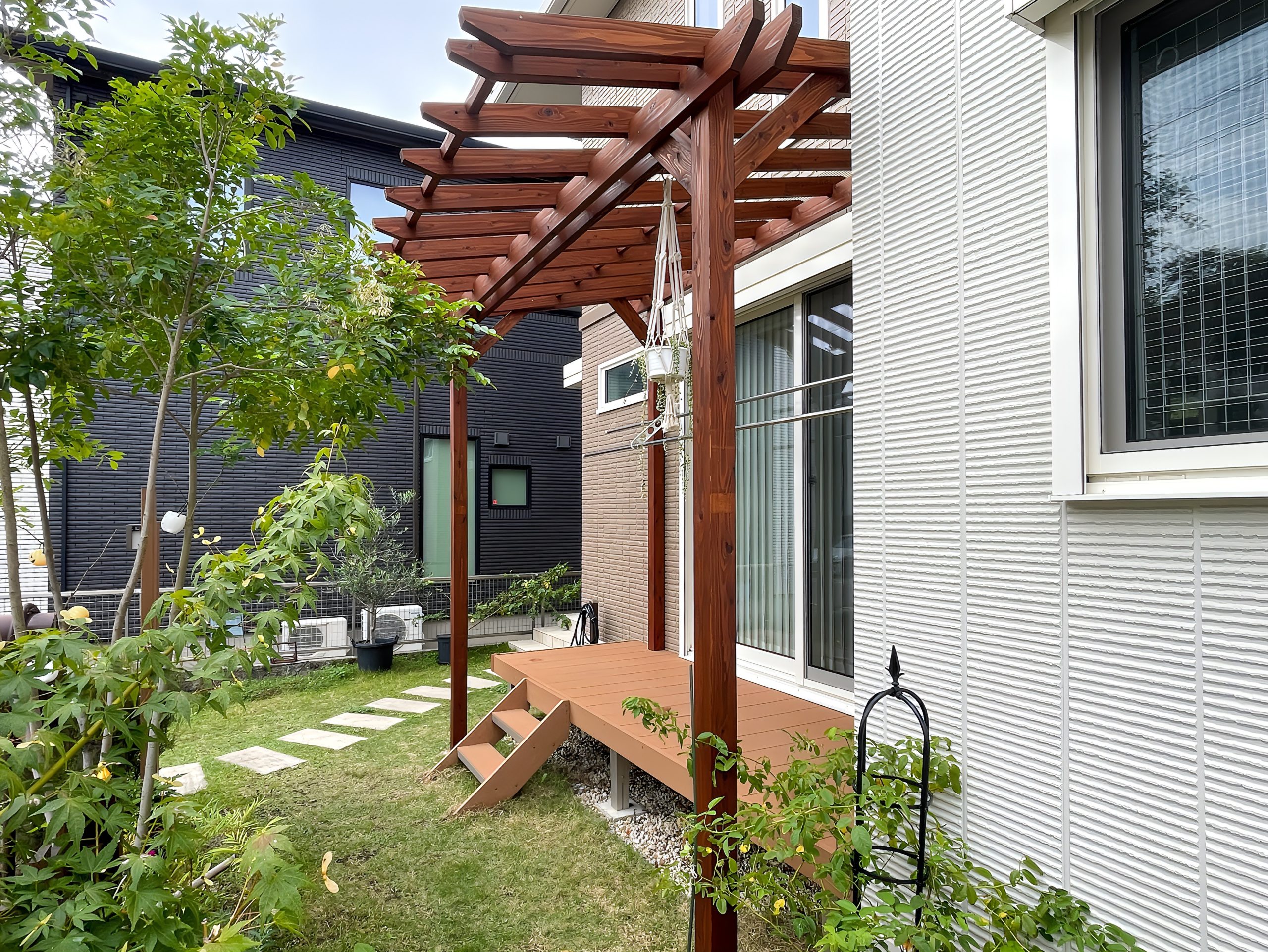 ガーデンデザイン 瀬戸市　木製パーゴラ　ガーデニング　つるバラ