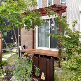 ガーデンデザイン 瀬戸市　木製パーゴラ　ガーデニング　つるバラ