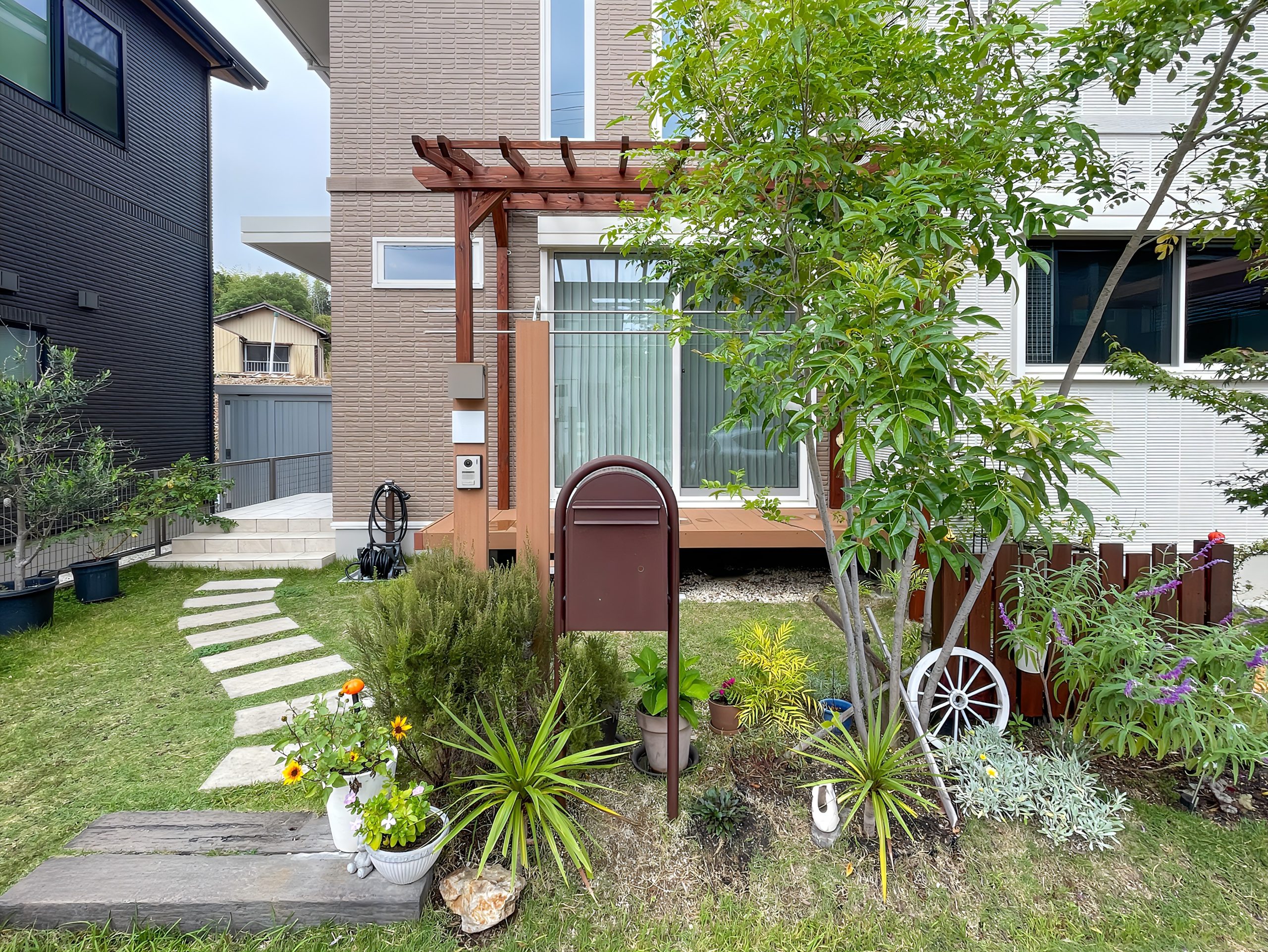 ガーデンデザイン 瀬戸市　木製パーゴラ　ガーデニング　つるバラ